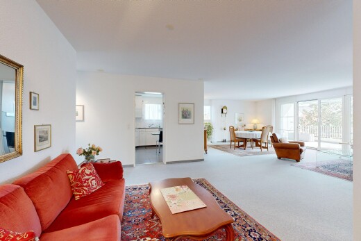 wohnzimmer mit gipskartonwand, drywall, inside property, natürliches licht, und natural light