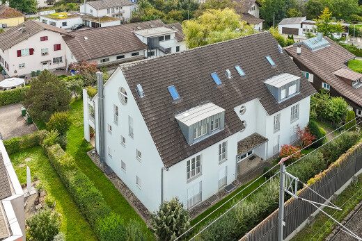 façade avec toit mansardé, drone view, vue résidentielle, residential view, et clôture