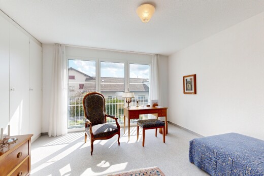 zimmer / schlafzimmer mit drywall, gipskartonwand, natural light, natürliches licht, und carpet