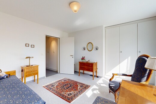 zimmer / schlafzimmer mit kleiderschrank, gipskartonwand, drywall, inside property, und teppich