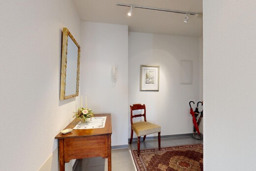 couloir avec inside property, cloison sèche, drywall, éclairage sur rail, et track lighting