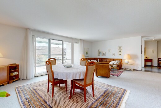 salle à manger avec carpet, moquette, natural light, lumière naturelle, et drywall