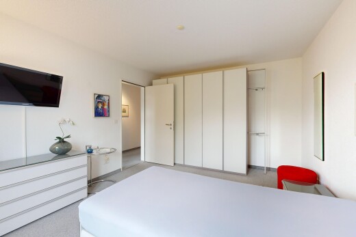 zimmer / schlafzimmer mit fernseher, inside property, gipskartonwand, drywall, und teppich