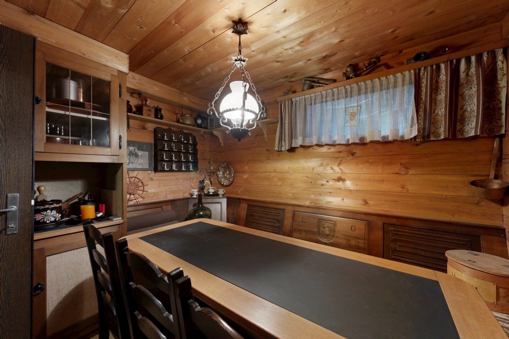 salle à manger avec inside property, wood ceiling, plafond en bois, lustre remarquable, et wood wall