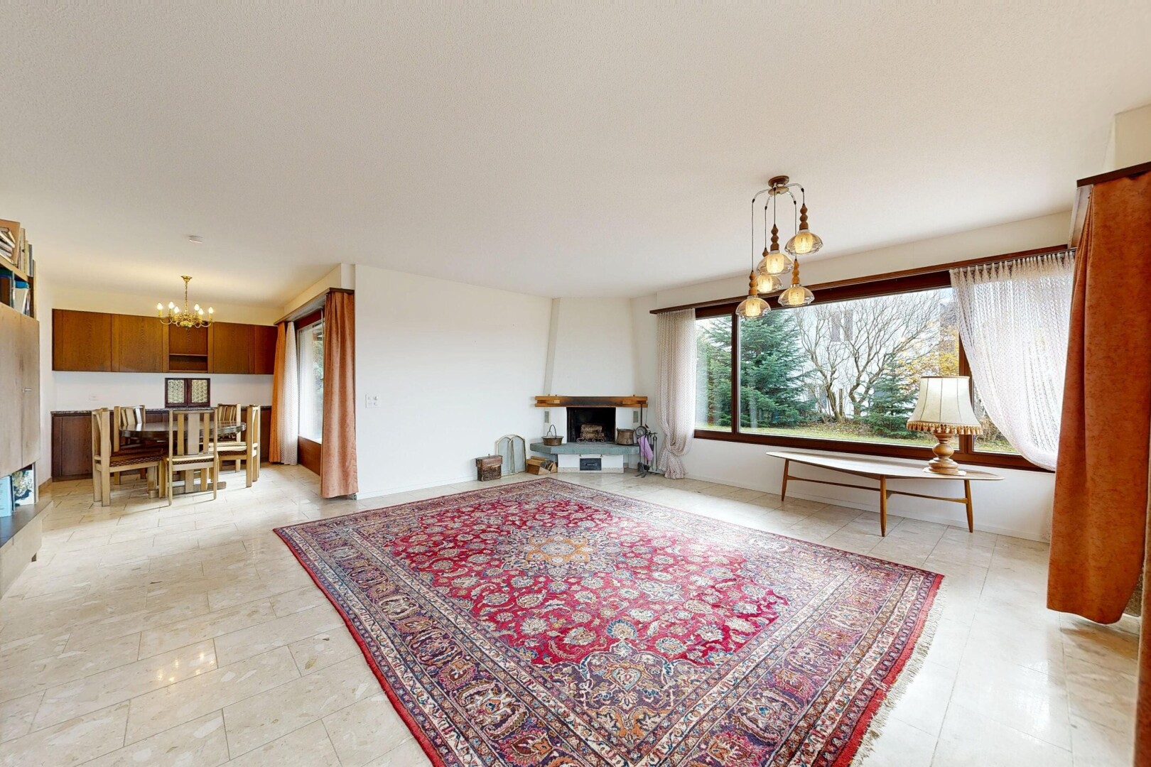 salon avec lustre remarquable, inside property, natural light, lumière naturelle, et drywall