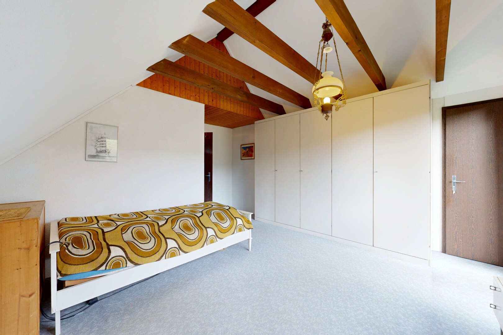 chambre avec drywall, cloison sèche, vaulted ceiling, plafond voûté, et beamed ceiling