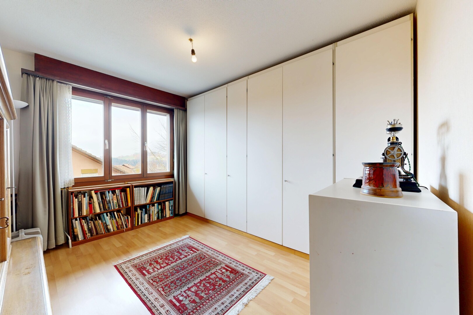 chambre avec natural light, lumière naturelle, wood finish floor, sol en finition bois, et inside property