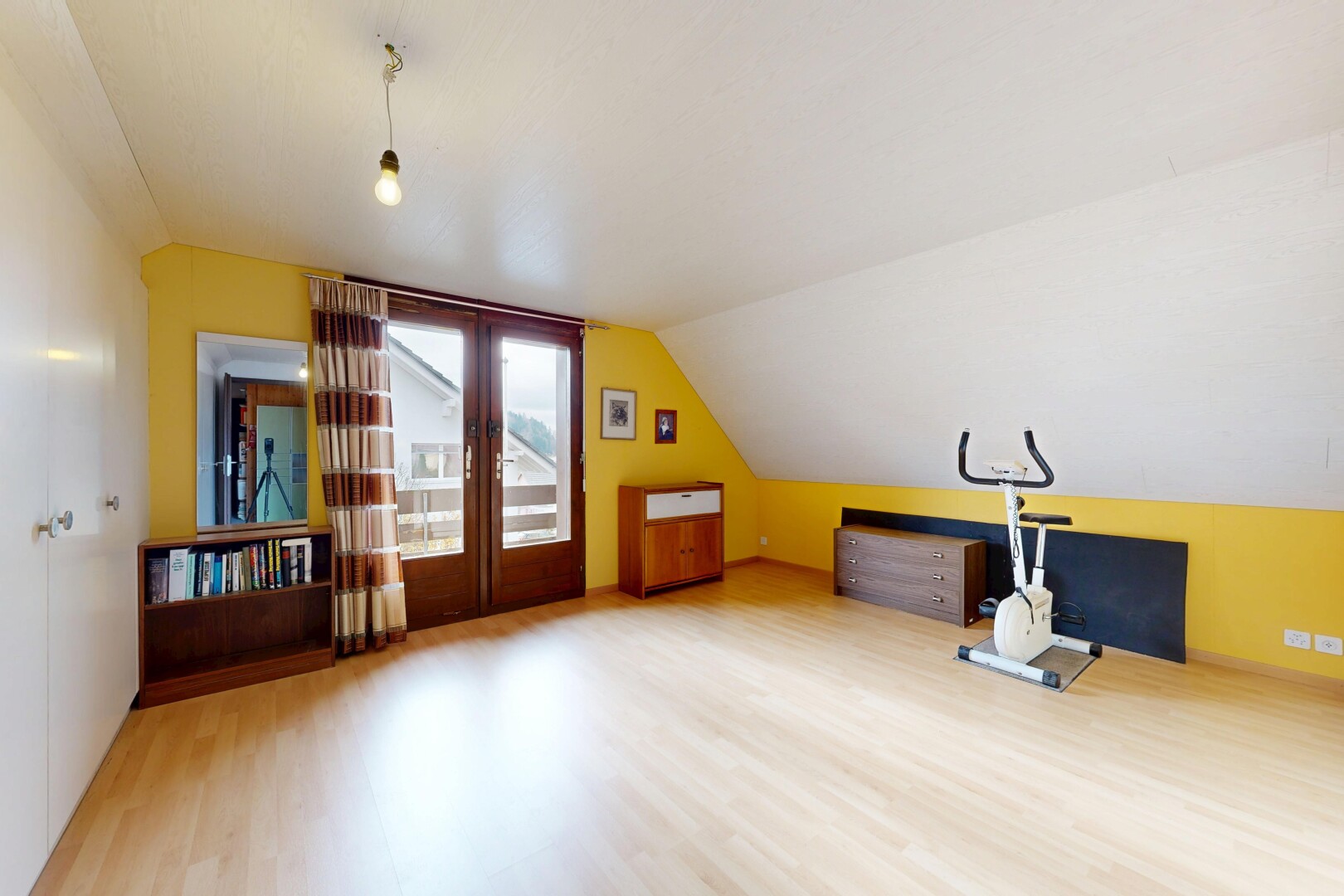 pièce vide avec lumière naturelle, natural light, plafond voûté, vaulted ceiling, et cloison sèche