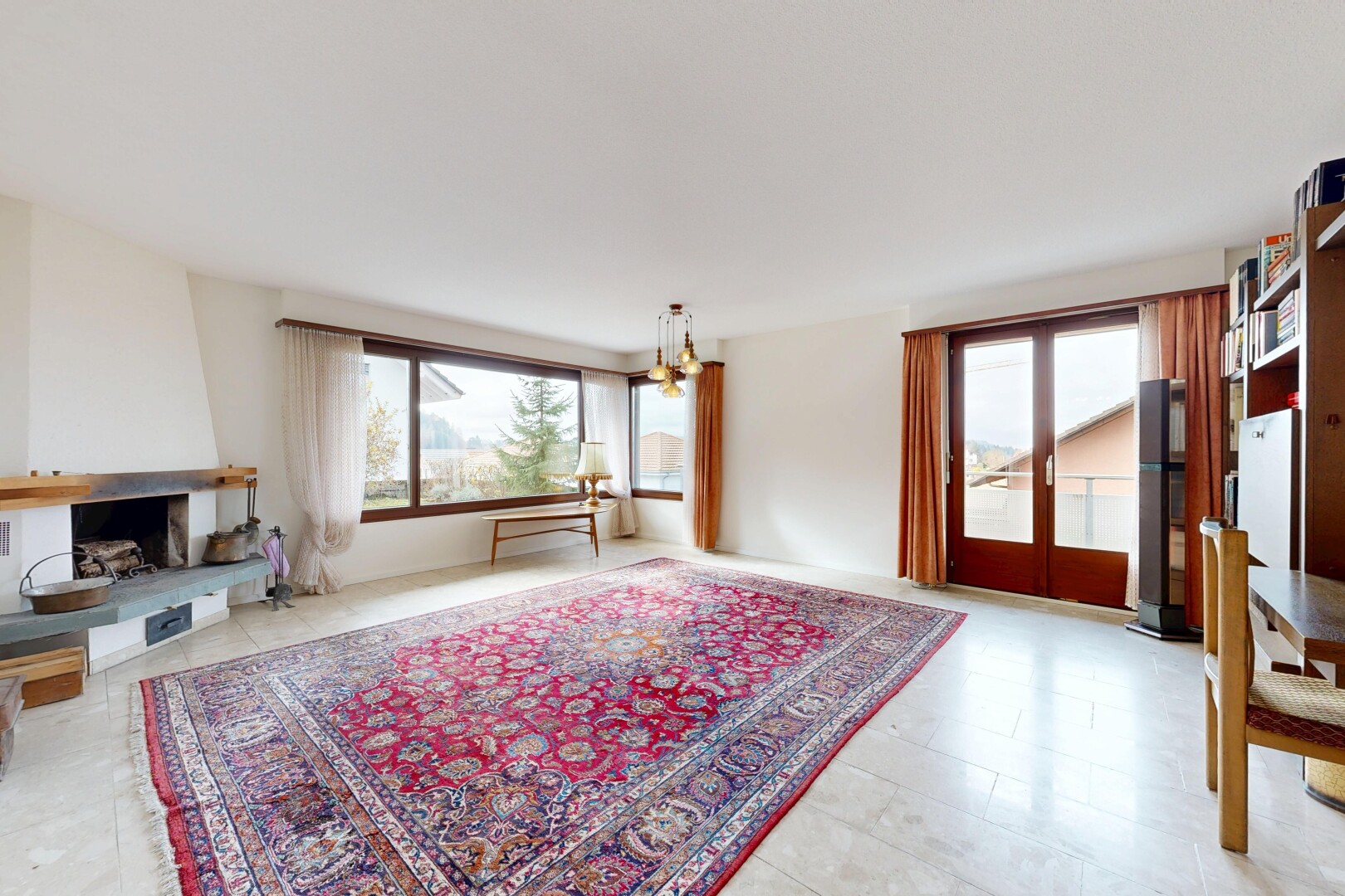 salon avec inside property, natural light, lumière naturelle, drywall, et cloison sèche