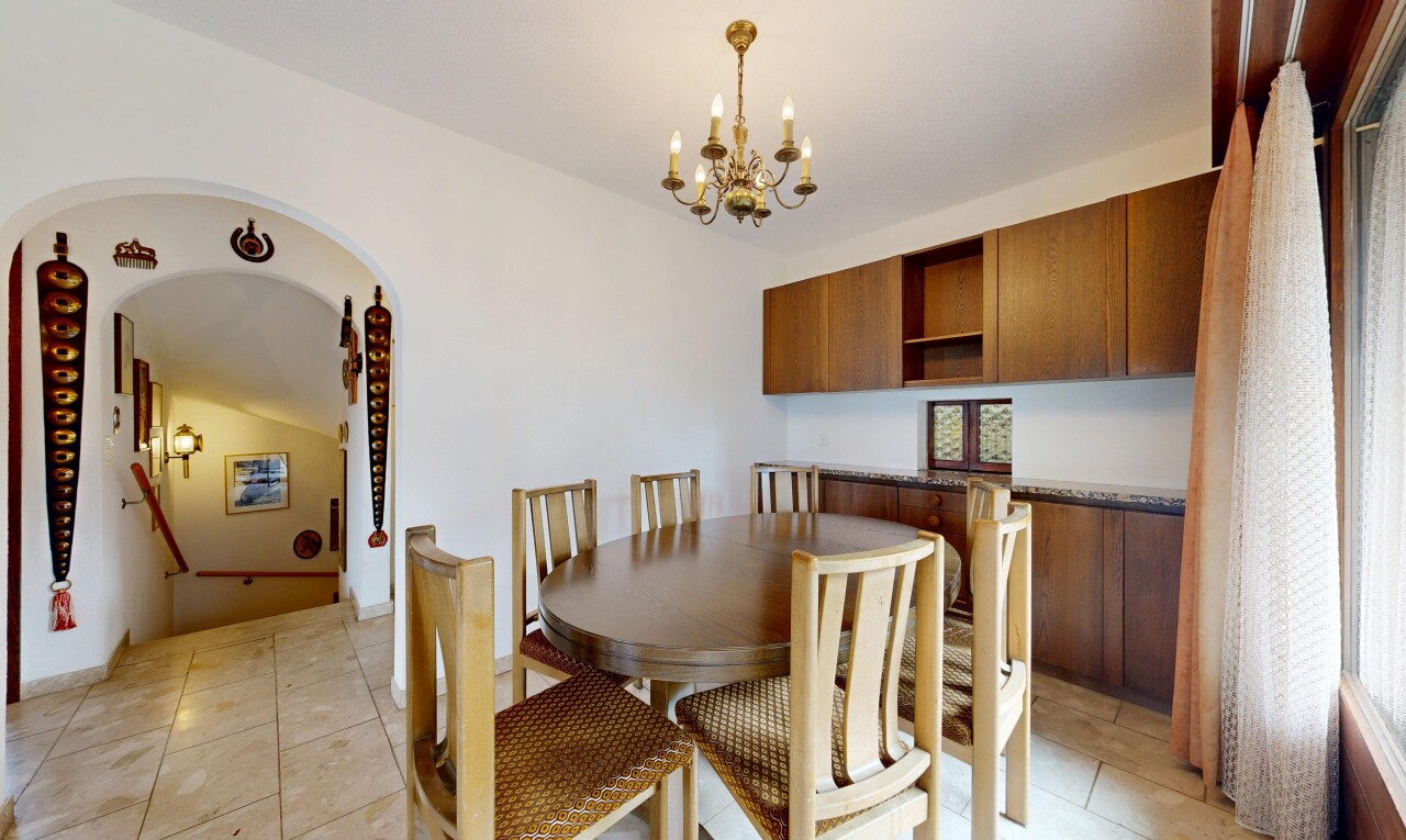 salle à manger avec sol en carrelage, tile floor, cloison sèche, drywall, et lustre remarquable