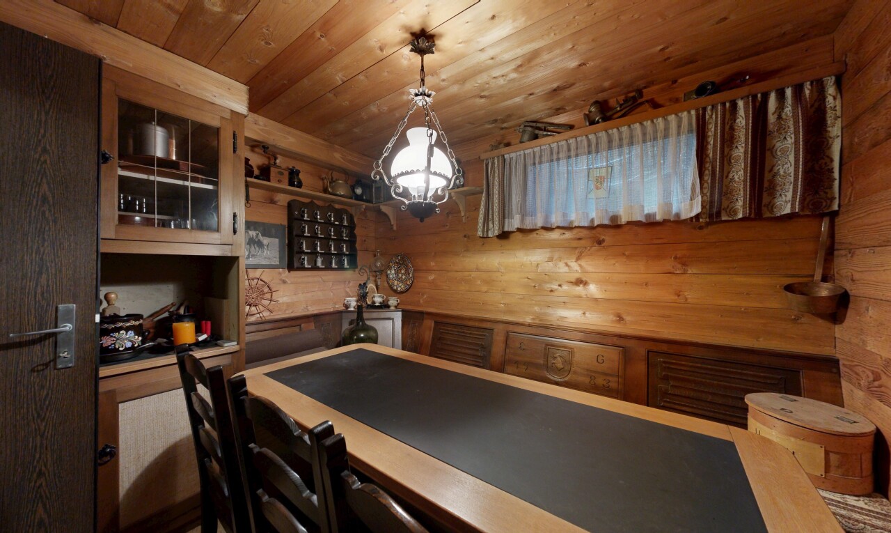 salle à manger avec inside property, wood ceiling, plafond en bois, lustre remarquable, et wood wall