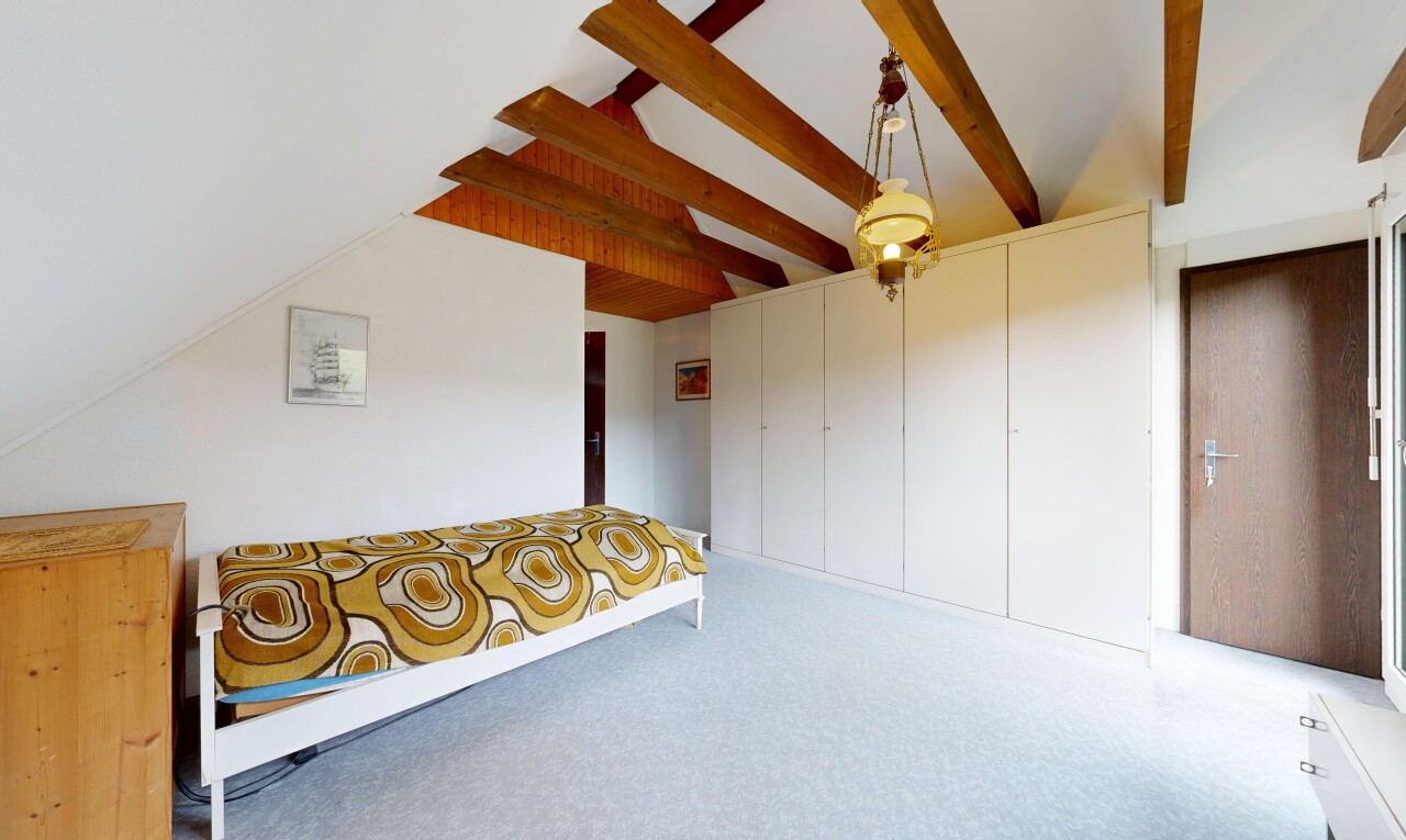 chambre avec drywall, cloison sèche, vaulted ceiling, plafond voûté, et beamed ceiling