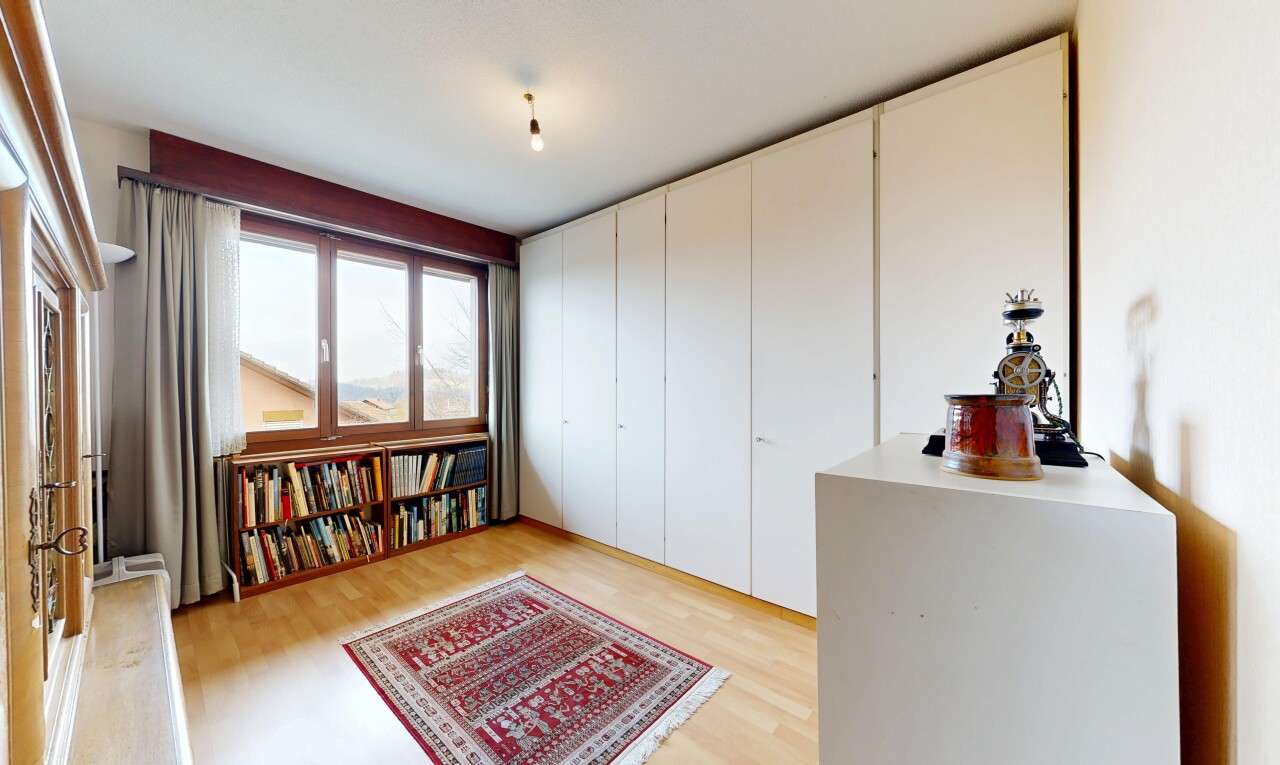 chambre avec natural light, lumière naturelle, wood finish floor, sol en finition bois, et inside property