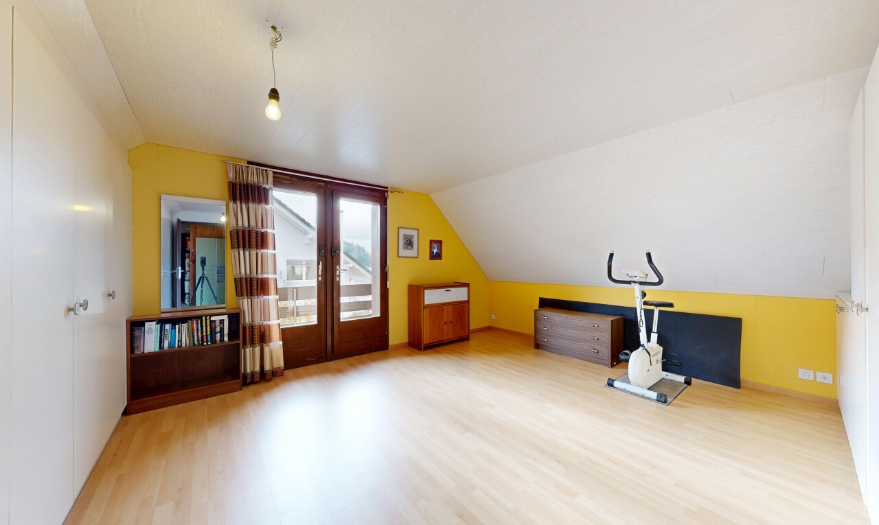 pièce vide avec lumière naturelle, natural light, plafond voûté, vaulted ceiling, et cloison sèche