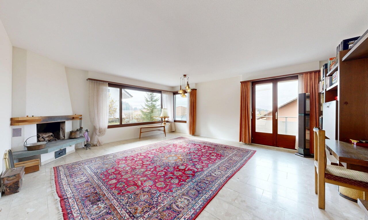 salon avec inside property, natural light, lumière naturelle, drywall, et cloison sèche