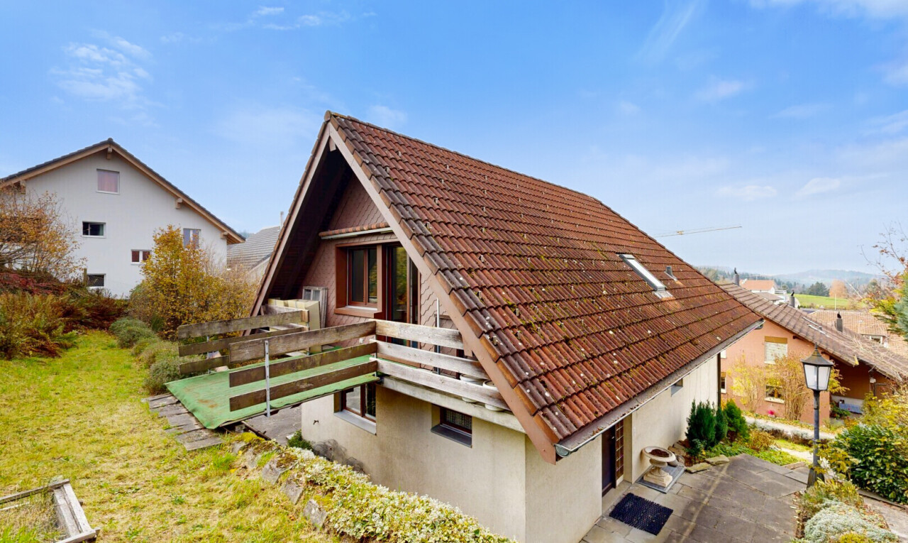 façade avec property visible, bardage en stuc, day time, toit en tuiles, et pelouse