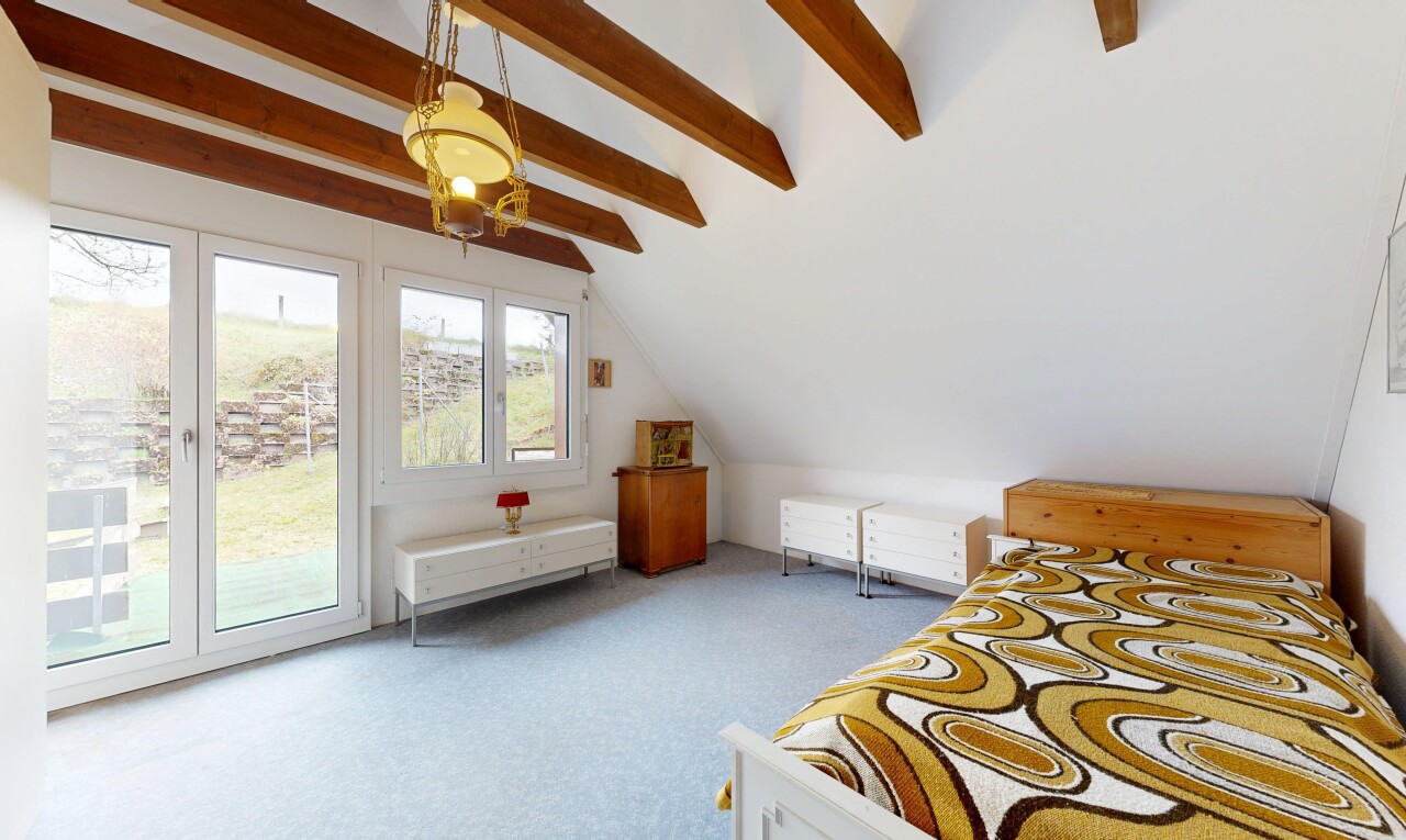 chambre avec natural light, lumière naturelle, vaulted ceiling, plafond voûté, et inside property