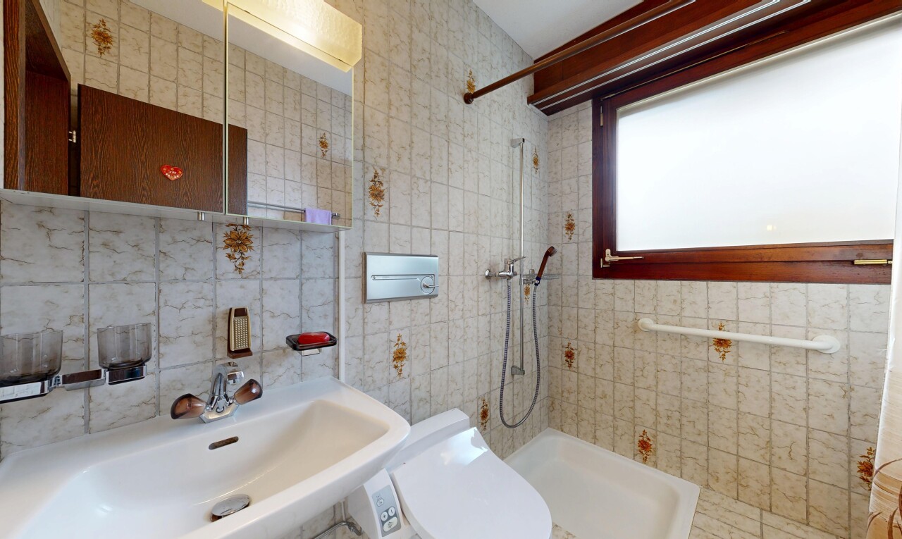 salle de bains avec tile wall, mur en carrelage, douche, miroir, et salle de bain complète