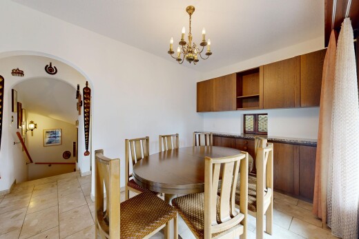 esszimmer mit fliesenboden, tile floor, gipskartonwand, drywall, und bemerkenswerter kronleuchter