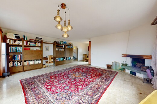 wohnzimmer mit inside property, drywall, gipskartonwand, und gewölbte gehwege