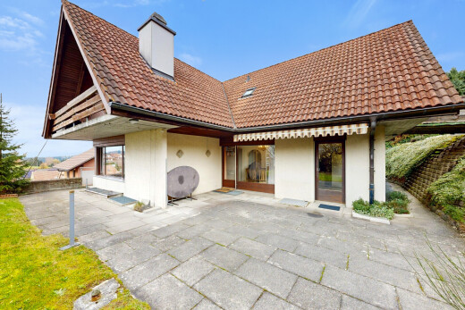 außenansicht mit property visible, ziegeldach, day time, schornstein, und stuckverkleidung