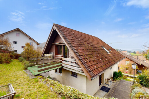 außenansicht mit property visible, stuckverkleidung, day time, ziegeldach, und rasen