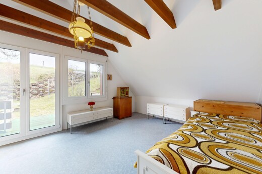 zimmer / schlafzimmer mit natural light, natürliches licht, vaulted ceiling, dachschräge, und inside property