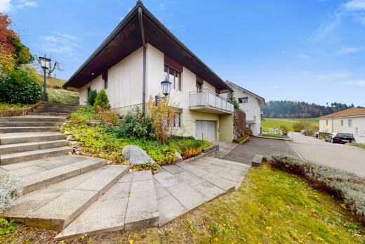 außenansicht mit property visible, day time, vertikale verkleidung, balkon, und treppen