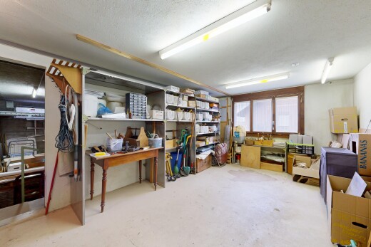 vorratskammer mit fernseher