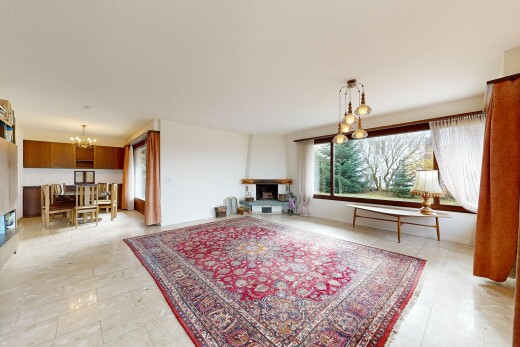 wohnzimmer mit bemerkenswerter kronleuchter, inside property, natural light, natürliches licht, und drywall