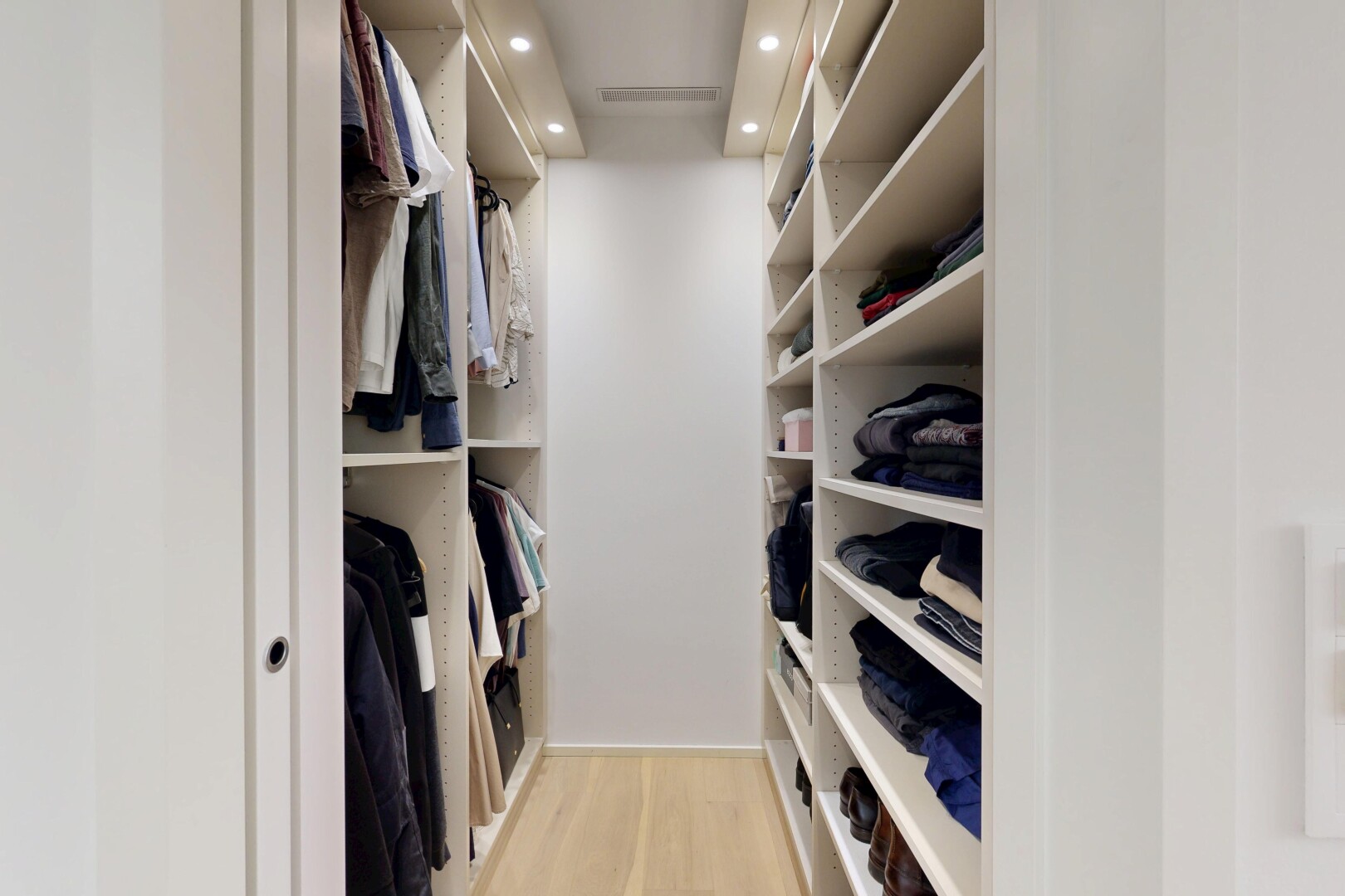 dressing avec sol en finition bois, wood finish floor, dressing, light floor, et éclairage encastré