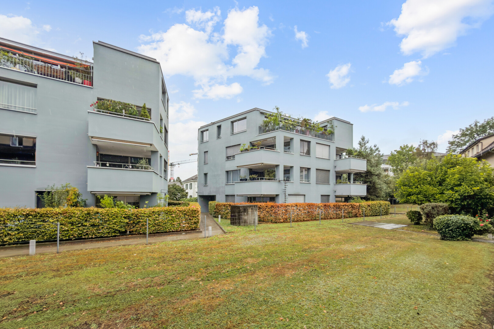 extérieur du bâtiment avec day time, vue sur le complexe d'appartements, et apartment complex view