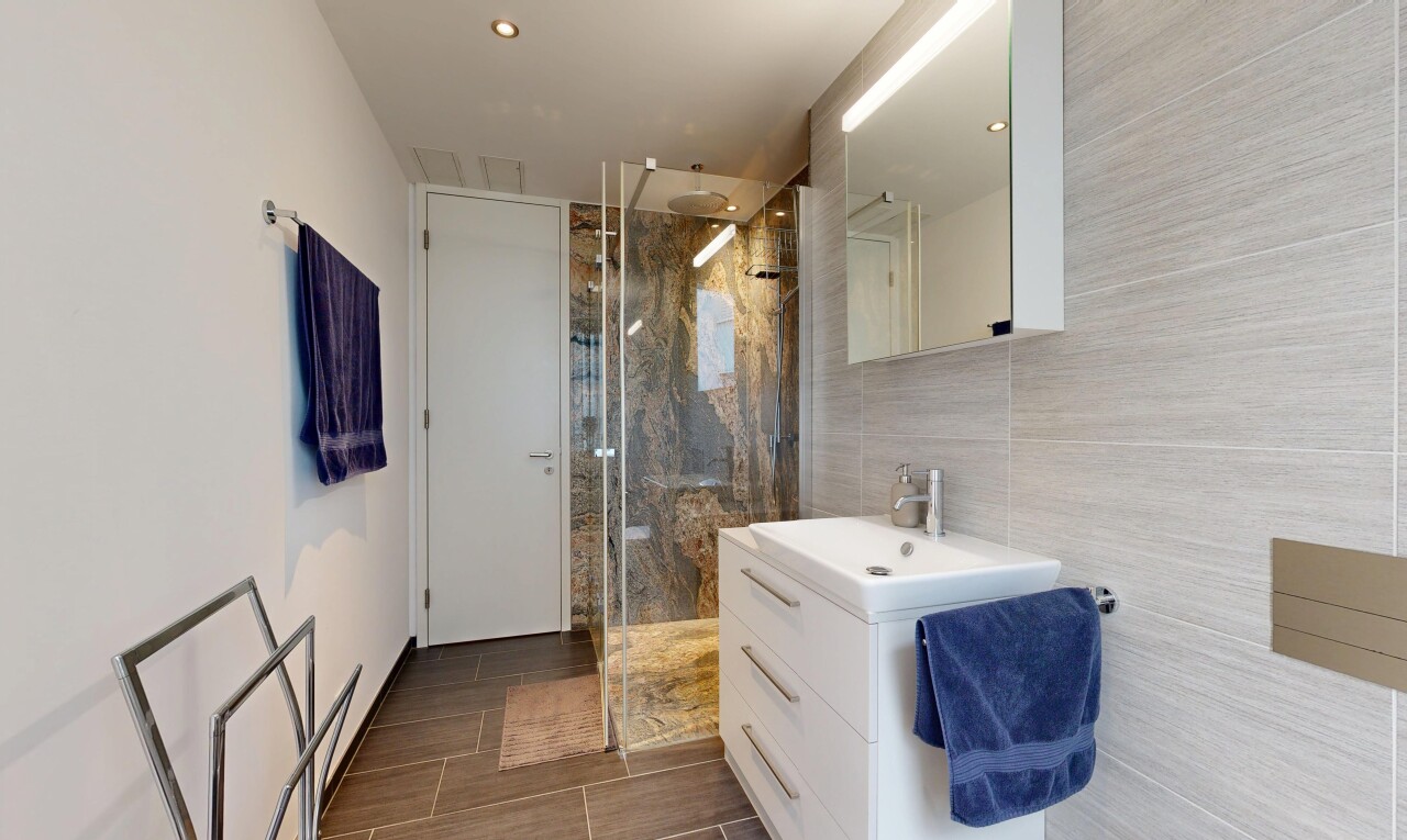 salle de bains avec douche, miroir, mur en carrelage, tile wall, et salle de bain complète