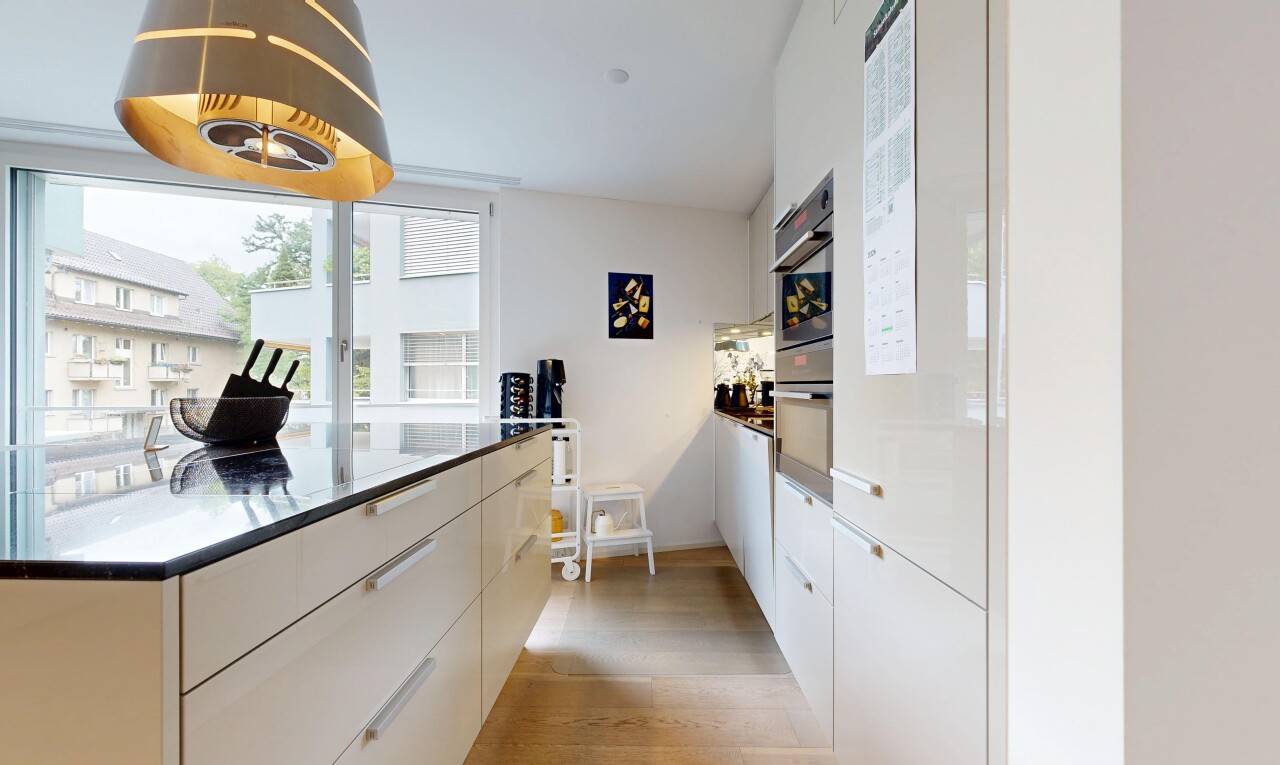 cuisine avec flat panel cabinets, armoires à panneau plat, light floor, white cabinets, et armoires blanches