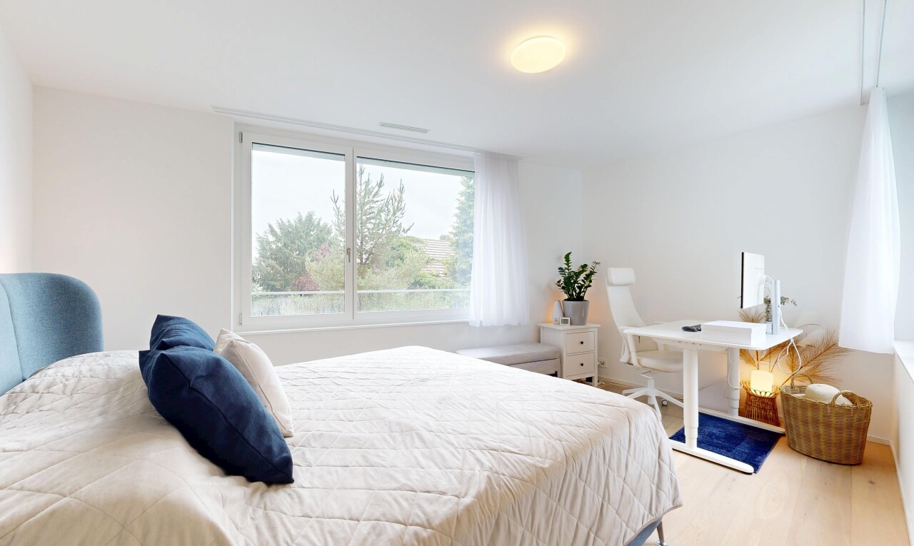 chambre avec espace bureau, wood finish floor, sol en finition bois, drywall, et cloison sèche