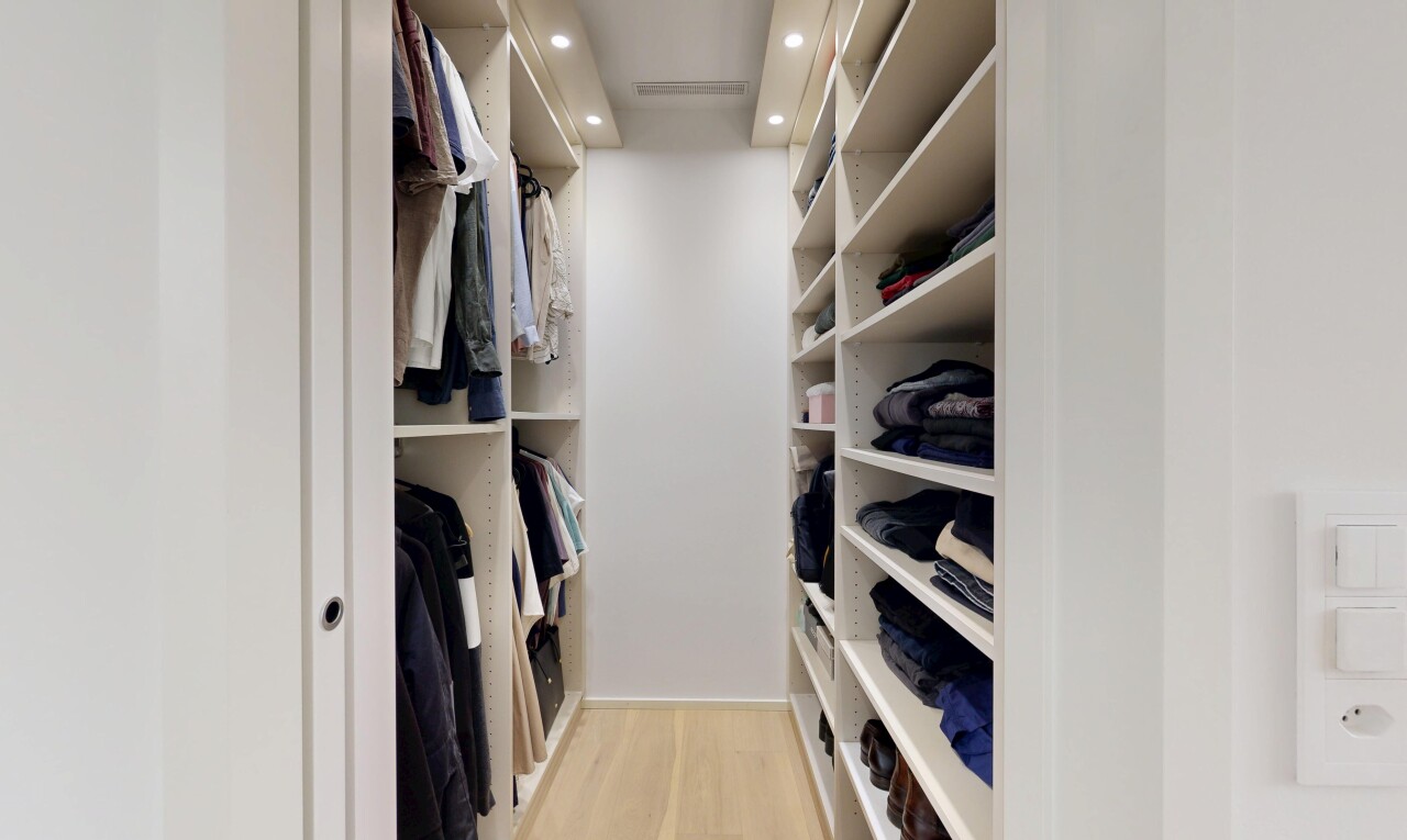 dressing avec sol en finition bois, wood finish floor, dressing, light floor, et éclairage encastré