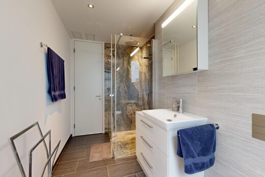 salle de bains avec douche, miroir, mur en carrelage, tile wall, et salle de bain complète