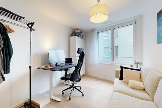 bureau avec drywall, cloison sèche, wood finish floor, sol en finition bois, et télévision