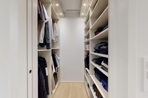 dressing avec sol en finition bois, wood finish floor, dressing, light floor, et éclairage encastré