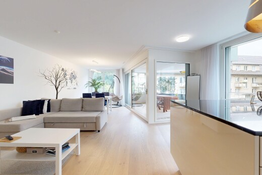 salon / salle à manger avec wood finish floor, sol en finition bois, light floor, drywall, et cloison sèche