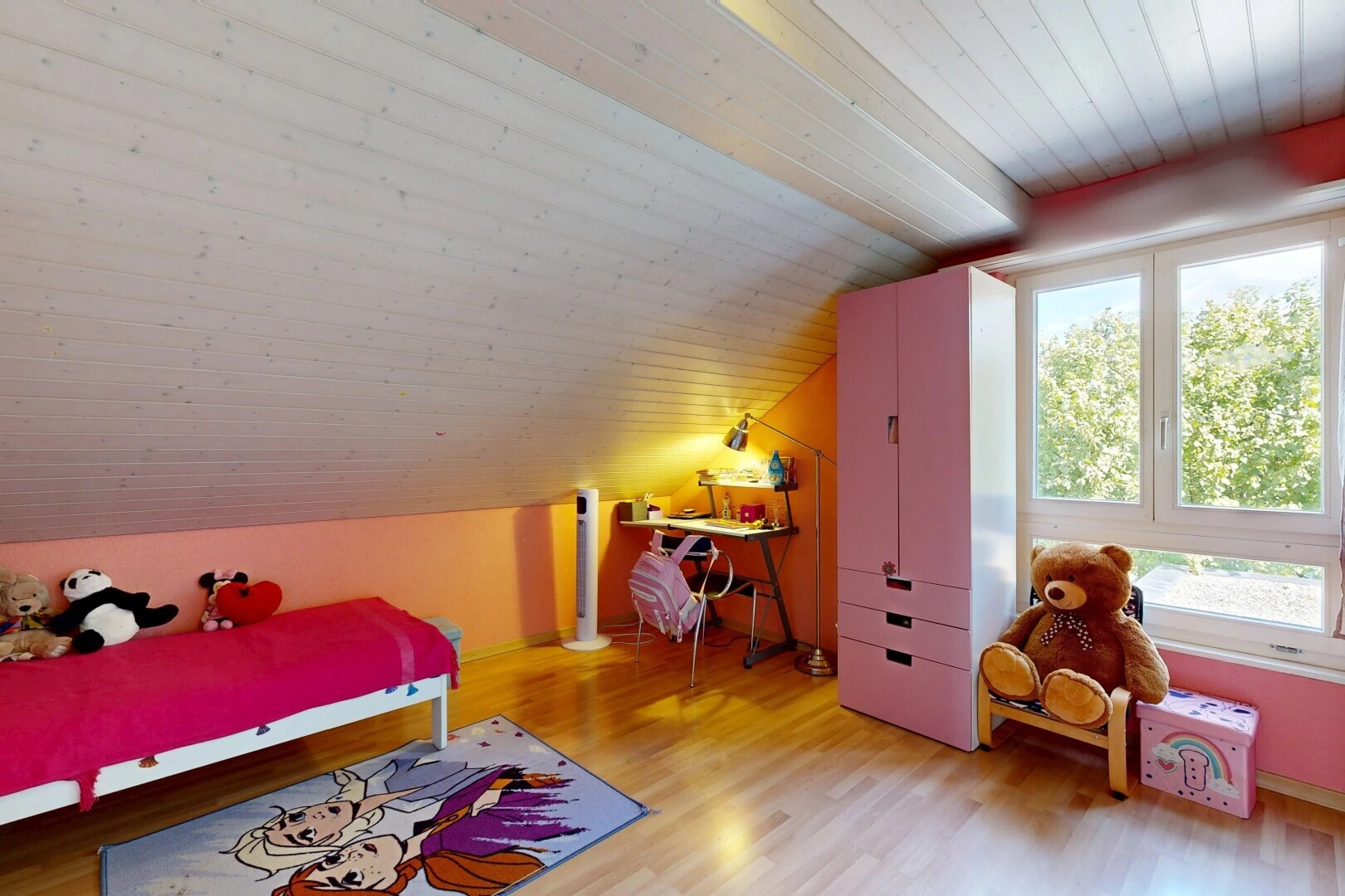 zimmer / schlafzimmer mit niedrige decke, low ceiling, dachschräge, vaulted ceiling, und holzfußboden