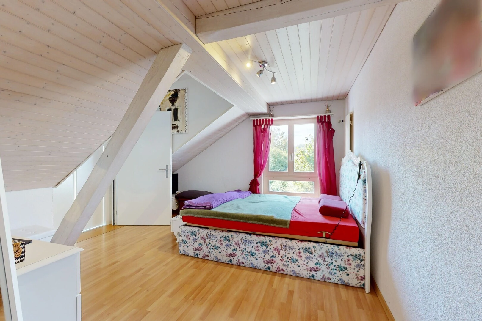 zimmer / schlafzimmer mit deckenbeleuchtung, zusätzliches zimmer, inside property, holzdecke, und wood ceiling