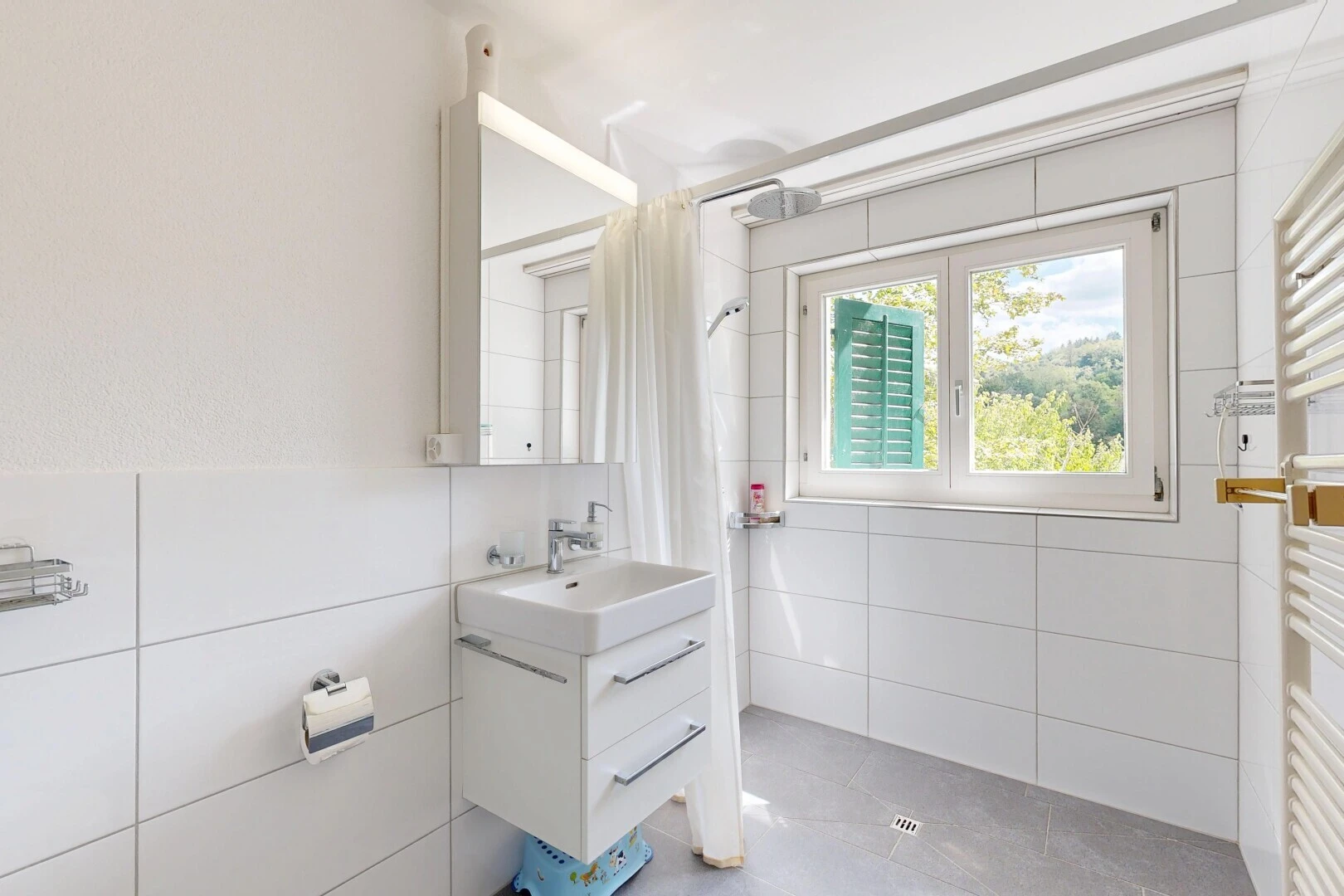 bad mit handtuchwärmer, tile wall, fliesenwand, dusche, und schminktisch
