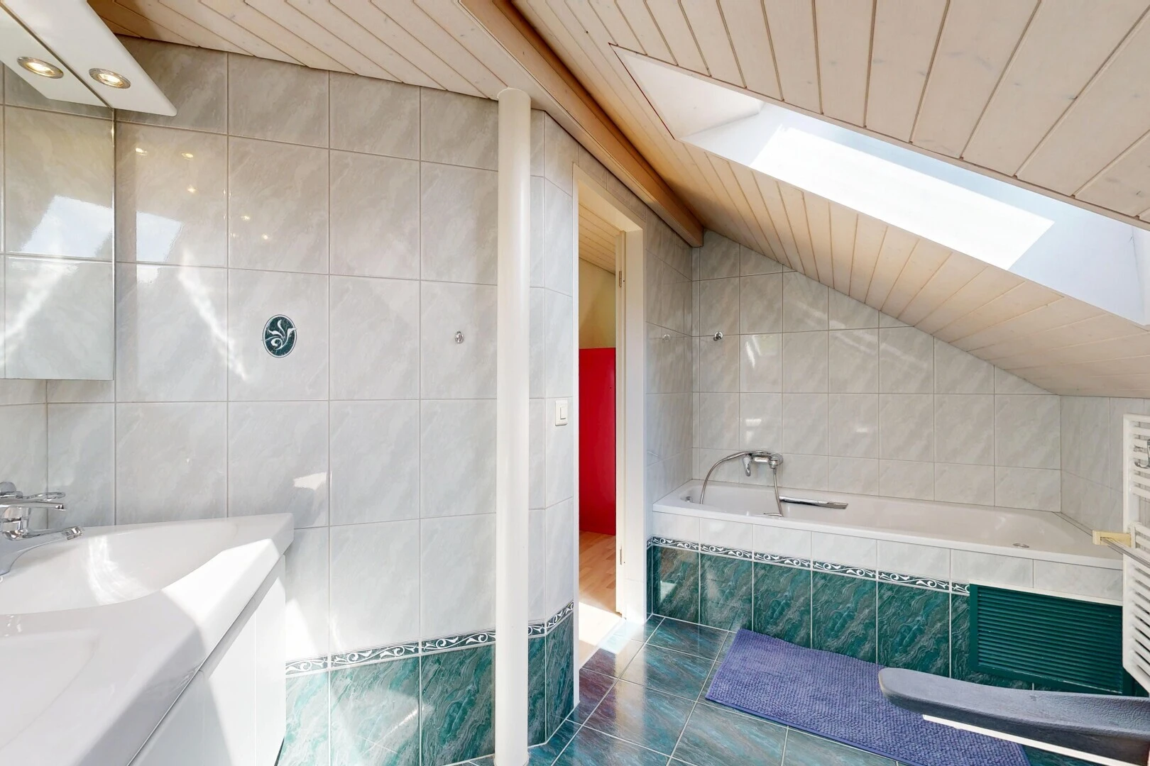 bad mit fliesenwand, tile wall, komplettes badezimmer, spiegel, und bad