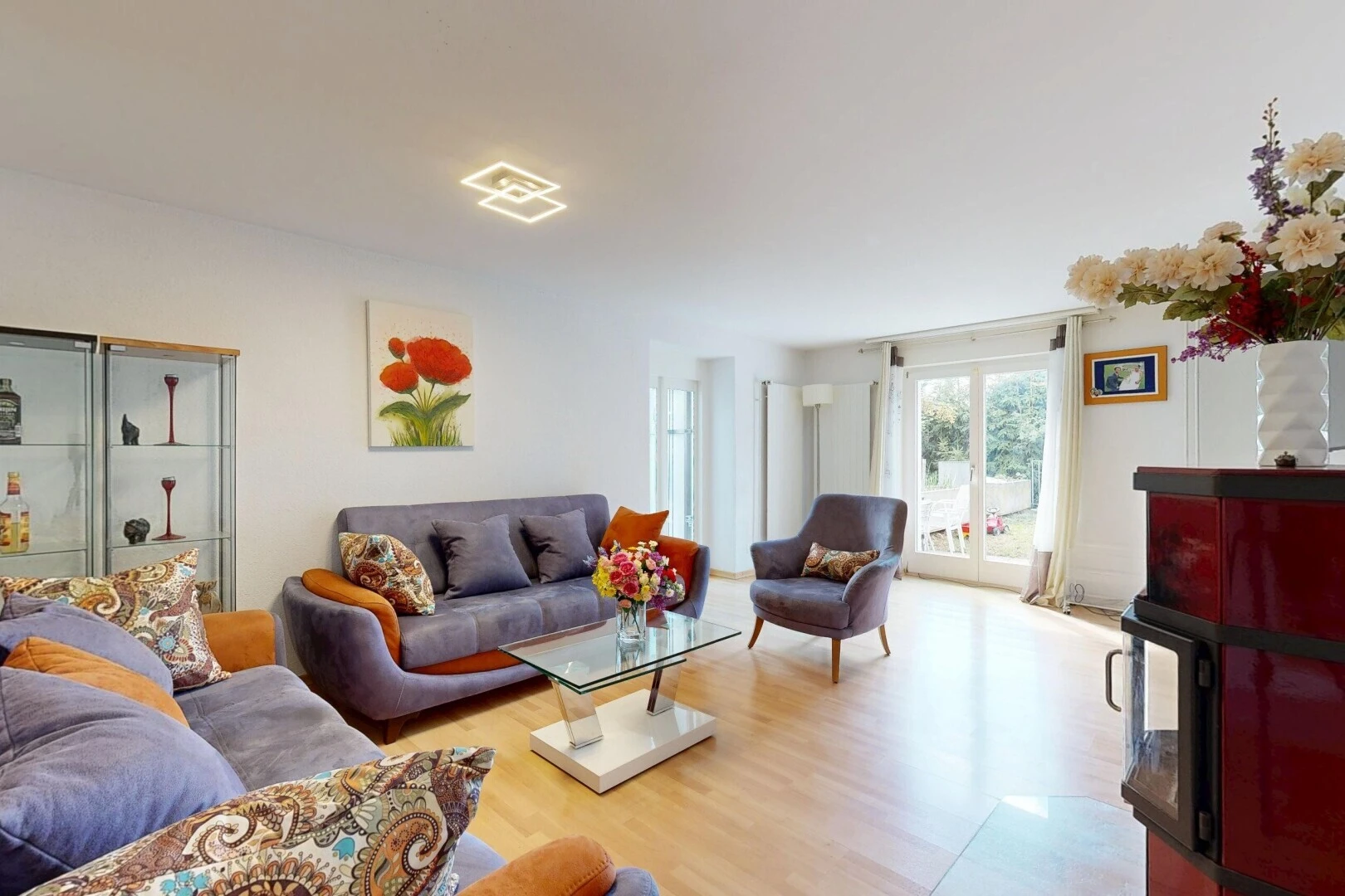 wohnzimmer mit drywall, gipskartonwand, inside property, außenzugang, und wood finish floor