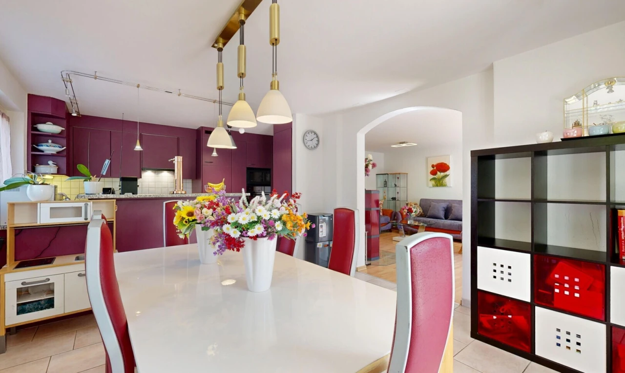 esszimmer mit gewölbte gehwege, pendelleuchte, drywall, gipskartonwand, und inside property