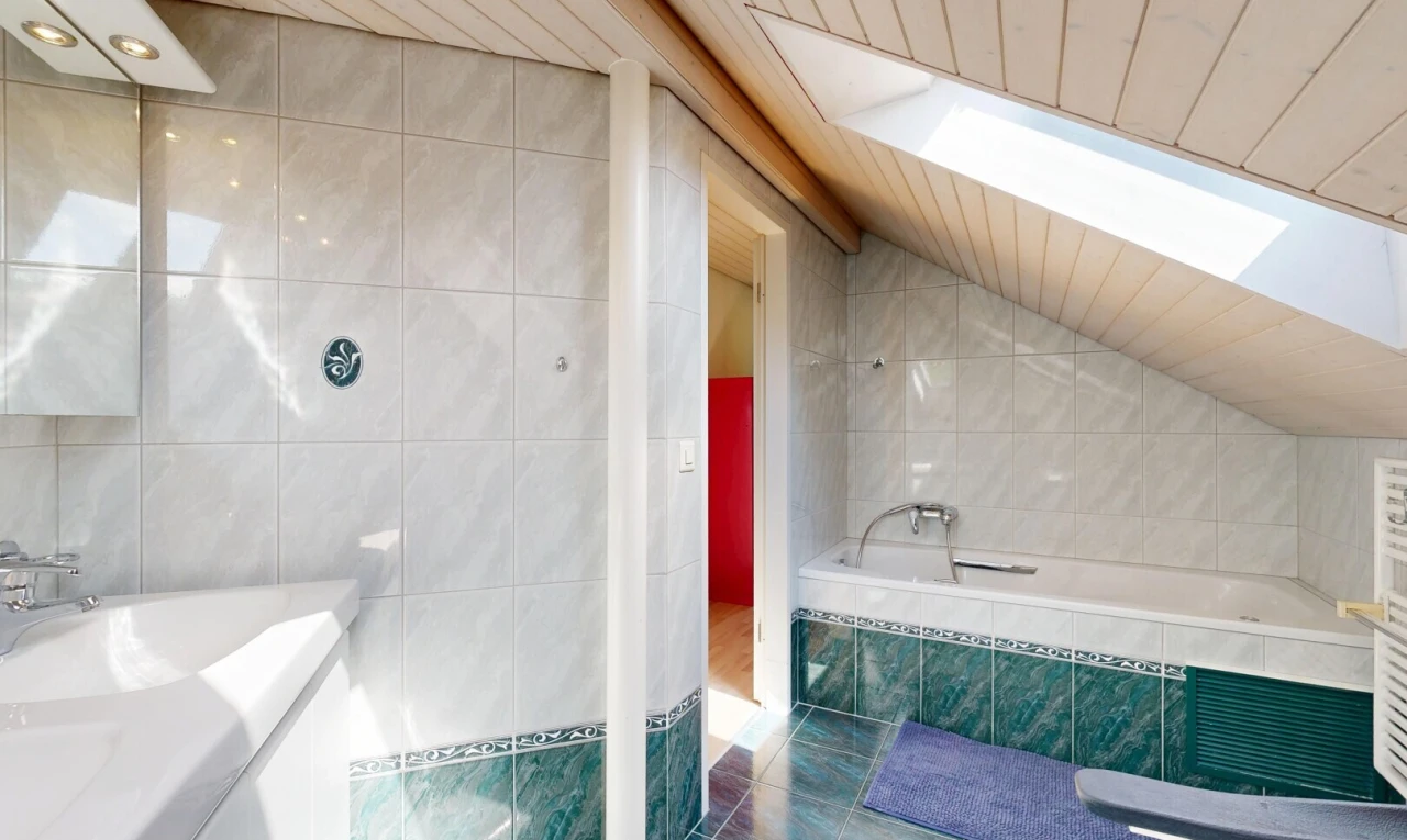 bad mit fliesenwand, tile wall, komplettes badezimmer, spiegel, und bad
