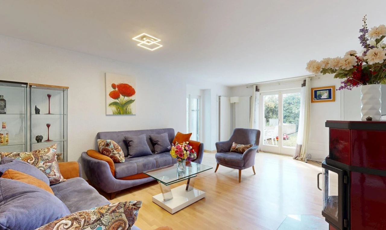 wohnzimmer mit drywall, gipskartonwand, inside property, außenzugang, und wood finish floor