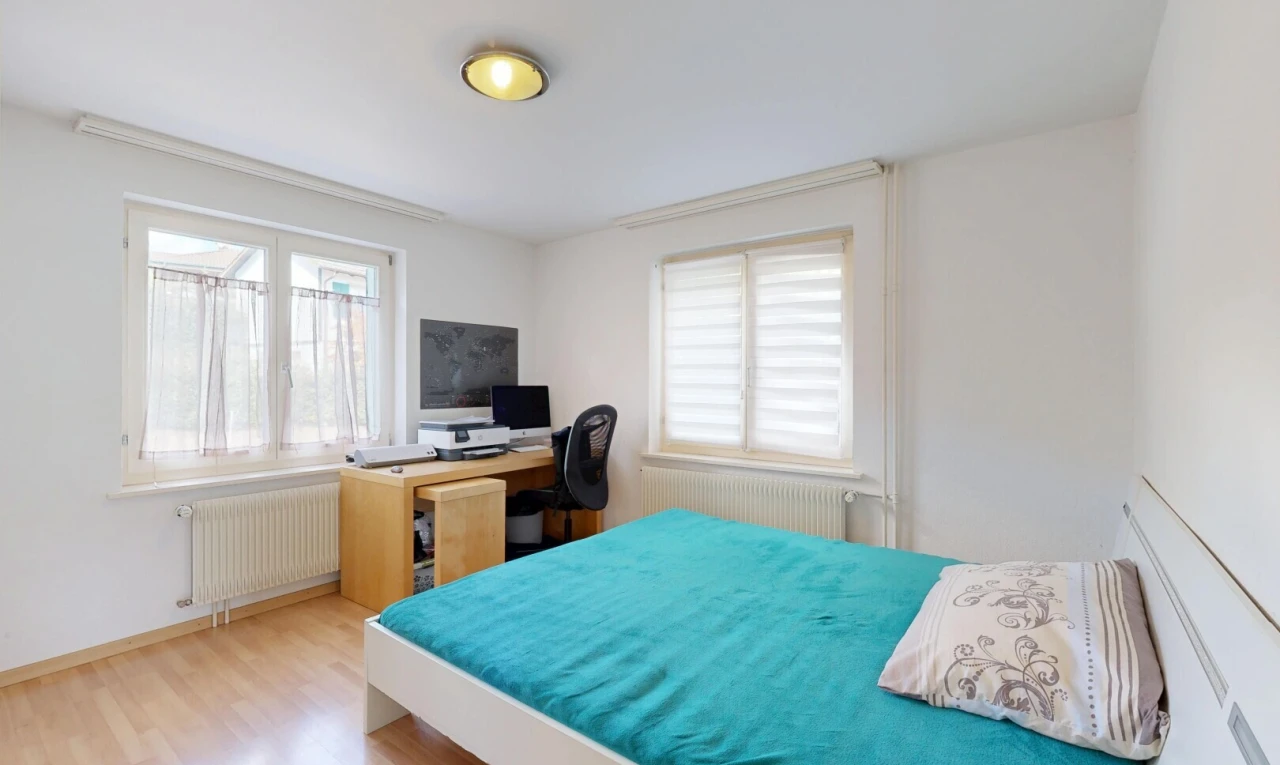zimmer / schlafzimmer mit kühler, drywall, gipskartonwand, wood finish floor, und holzfußboden