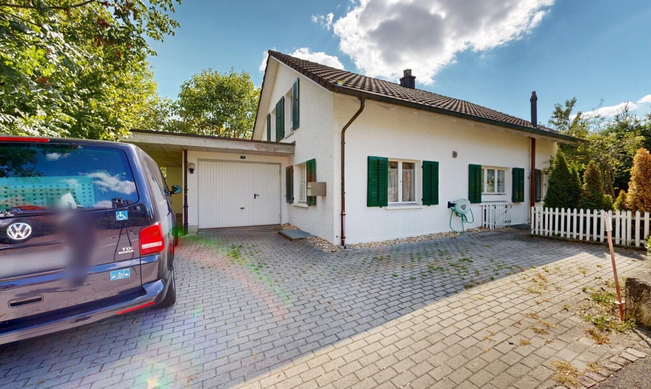 außenansicht mit garage angeschlossen, property visible, zaun, schornstein, und stuckverkleidung